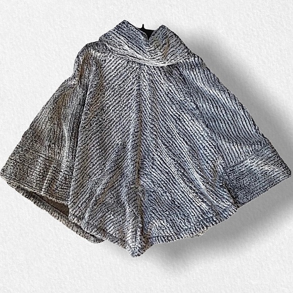 Tess Elliot Jackets & Blazers - NWT | Tess Elliot Studio Faux Fur Poncho